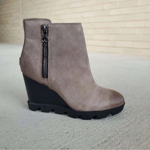 WOMEN'S JOAN UPTOWN™ ZIP BOOTIE